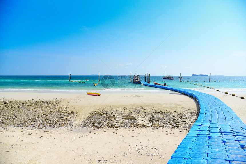 浅沙热带夏岛蓝水有明天背景和塑料浮海桥美丽的风景海滨度假概念图片