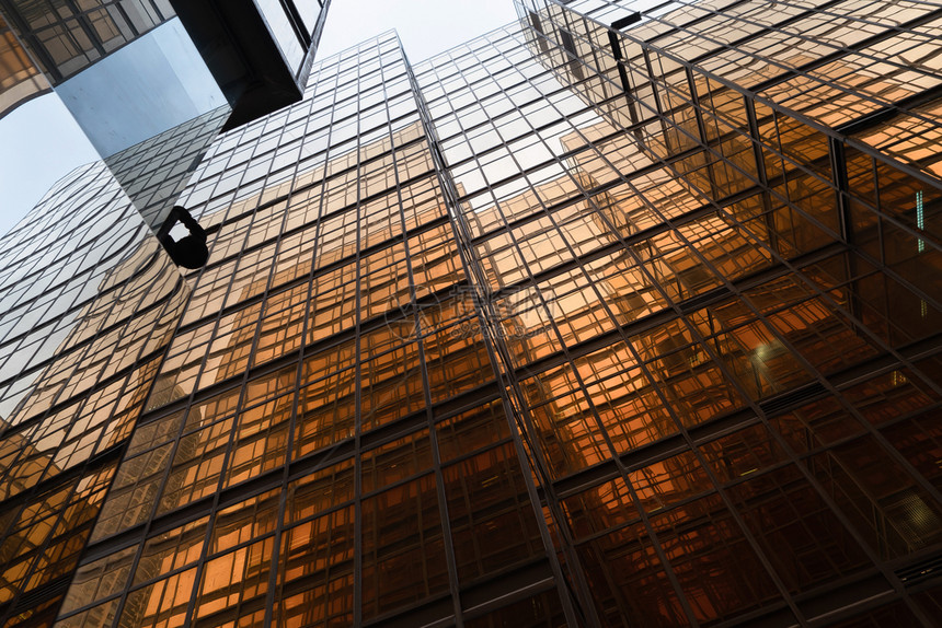 金色建筑现代办公摩天大楼的玻璃窗技术和商业概念外观设计建筑结构城市景色背图片