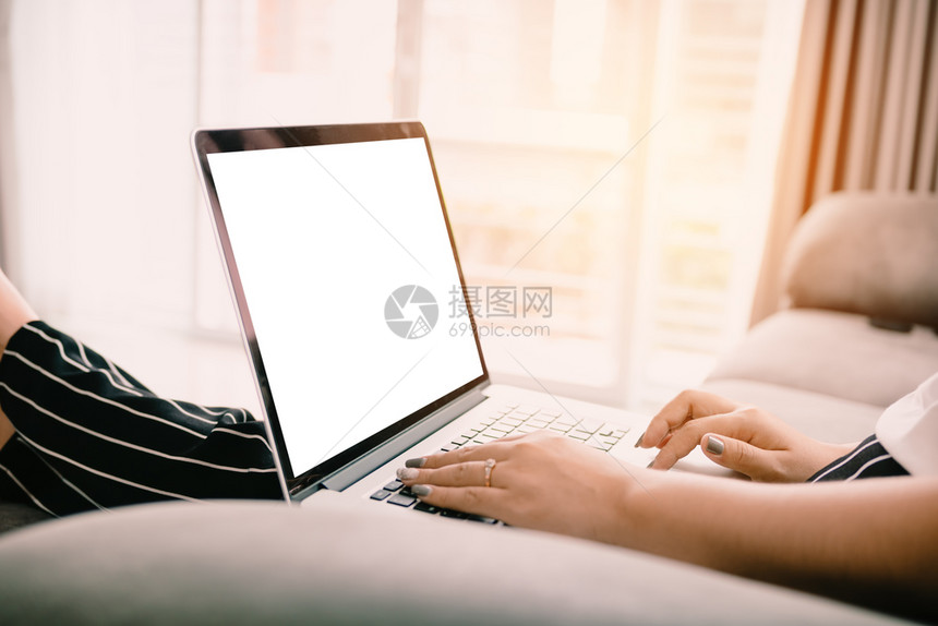 近距离关闭女手打音轨板坐在彩虹长裙上家使用笔记本电脑空白屏幕图片