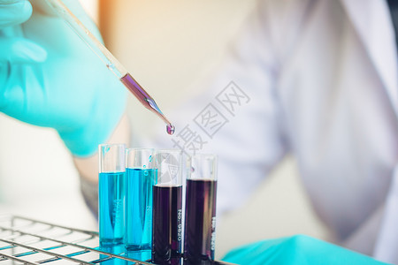 科学家对实验室化液的研究图片