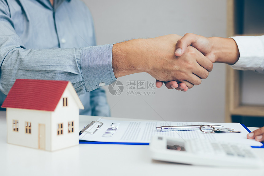 与客户和房地产经纪人密切握手在家庭办公室签署合同图片