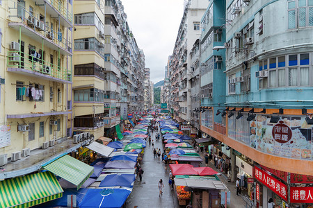 在香港市心的MongkokDistist街上人们在行走和购物建筑图片