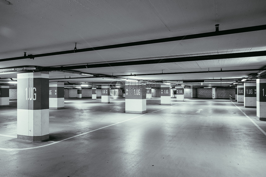 无人的地下停车场图片