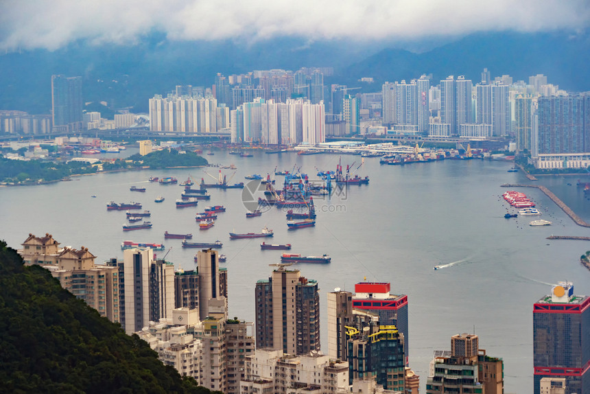 VictoriaHarbour附近的海上船只群和香港摩天大楼的空中观察城市金融区中心旅游和运输背景图片
