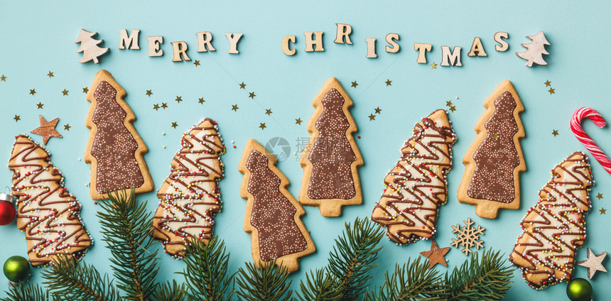 圣诞快乐写着木纸饼干圣诞装饰平铺图片