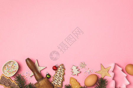 圣诞姜饼干树的形状粉红背景的烘烤成分图片