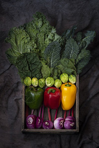 在木箱中选择健康清洁饮食的物水果蔬菜种子超级食品谷物灰色树叶蔬菜图片