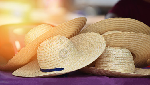 夏帽用天然材料草或竹帽制成背景