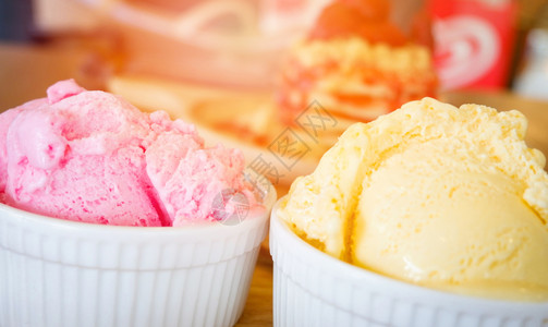木质托盘黄香草和莓冰淇淋勺在表背景最佳视图上图片