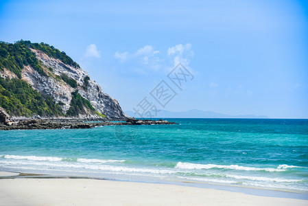 夏季海滩沙热带岛屿美丽的海滩清水和喜悦的蓝天山岩背景壁纸图片
