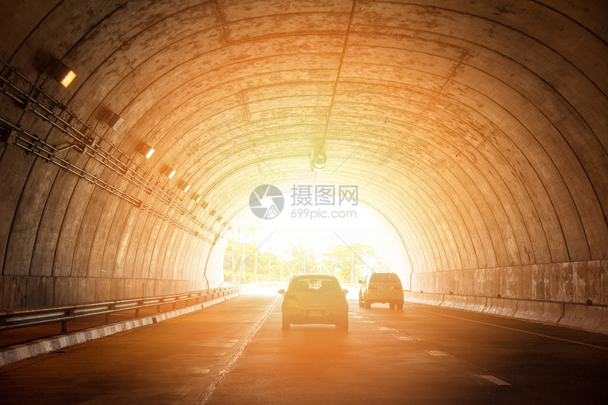 公路隧道交通车的速隧道尽头有亮光图片