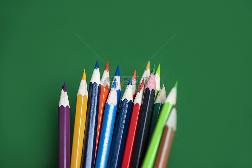 彩色铅笔套在绿背景上重新回到学校和教育概念克拉龙彩色图片