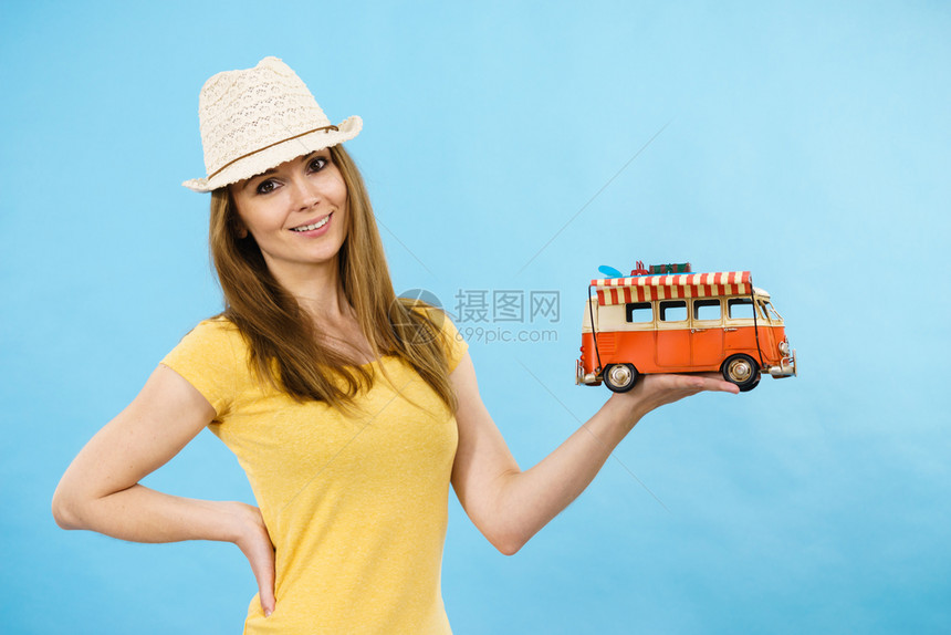 拥有小型面包车露营模型的女子想着去旅行冒险图片