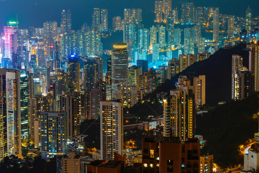灯光照亮玻璃建筑外观设计在城市中心金融区香港市反射图片