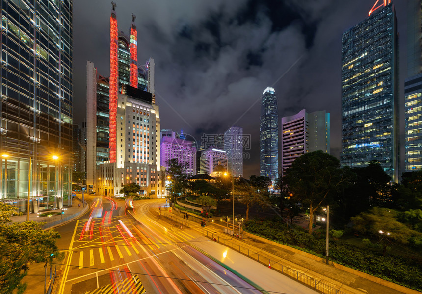 香港市中心国共和金融区亚洲智能城市的商业中心夜幕天桥和高楼大图片