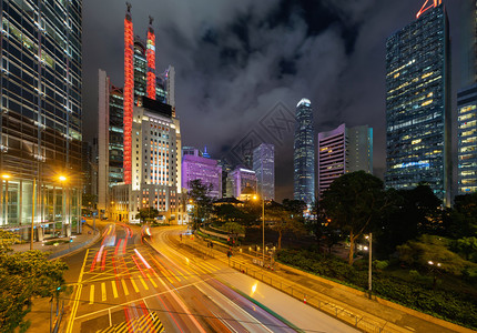 香港市中心国共和金融区亚洲智能城市的商业中心夜幕天桥和高楼大图片