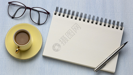 闪白素材格式工作空间平板有白螺旋笔记本咖啡和阅读眼镜长横幅格式背景