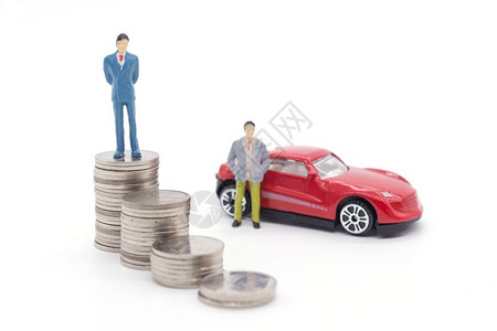 微型商人站在硬币和汽车后面储蓄和贷款概念图片