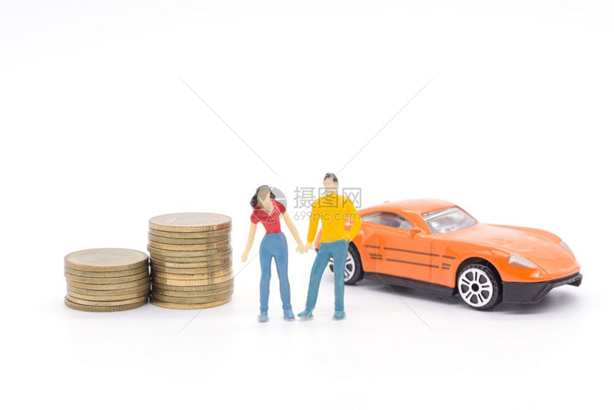 迷你人夫妻拿着汽车和硬币站储蓄和贷款概念图片