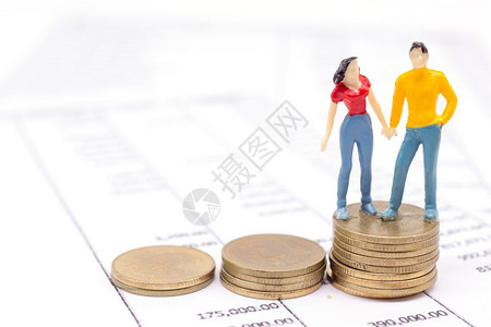微型夫妇和纸币在声明储蓄和贷款概念图片