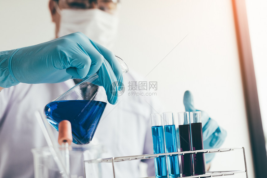 在实验室里进行化学物质试验管的科学研究员或医生图片