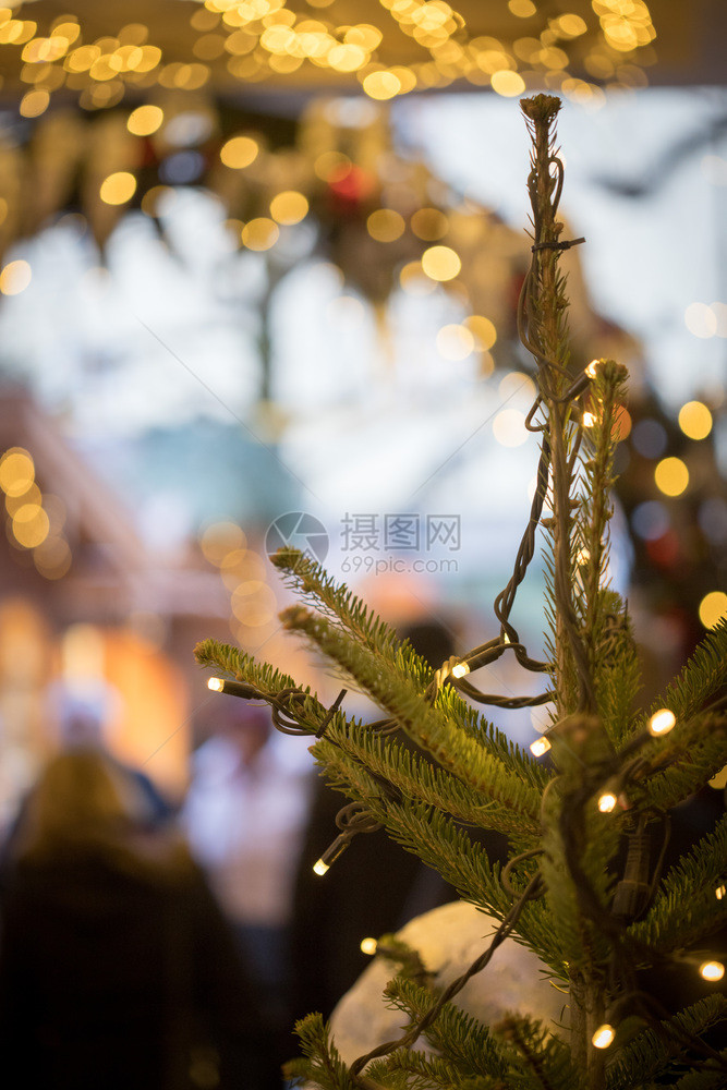 圣诞市场装饰的贴近点圣诞小酒鬼图片