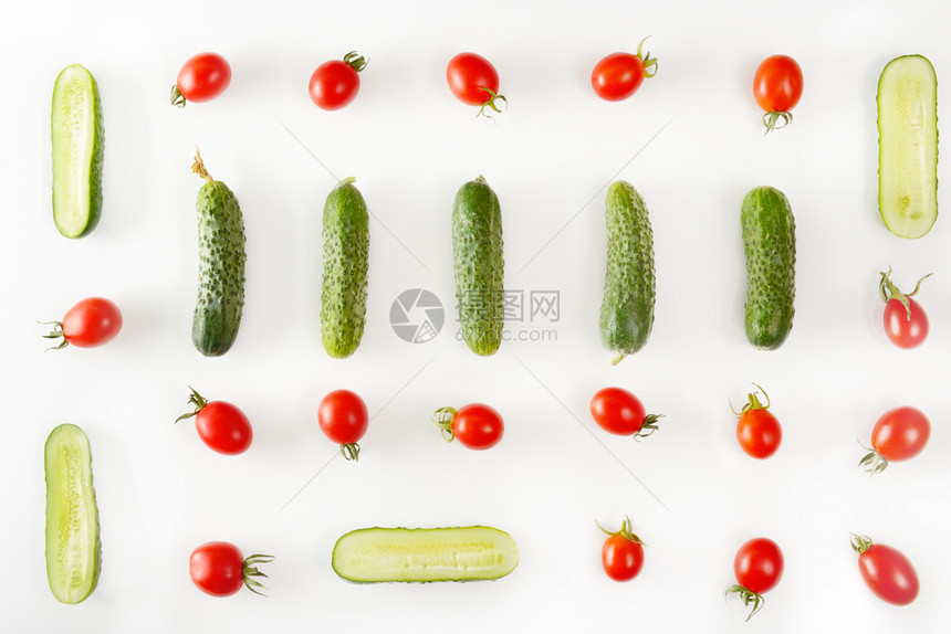 新鲜蔬菜黄瓜和西红柿与白色背景隔绝图片