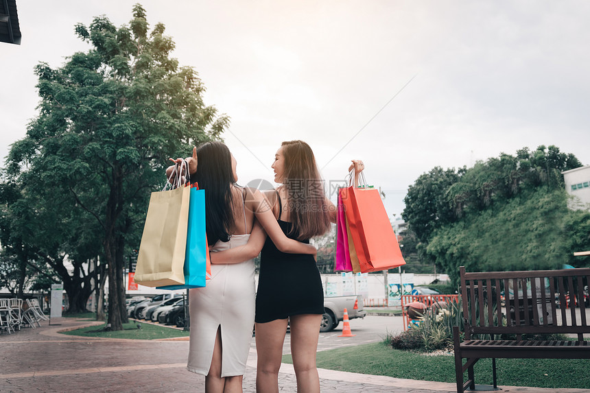 看见两个亚洲女人在购物中心拿着袋图片