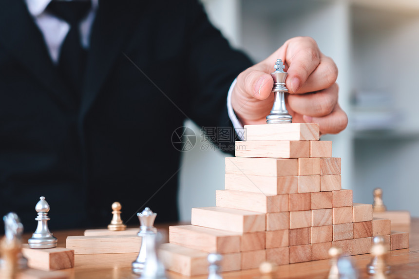 商人在顶层木头上选象棋谈论领导概念图片