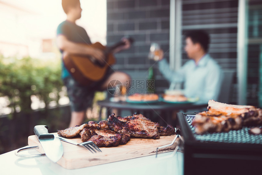 含有草药盐香料和其他成分的原始肋排肉图片