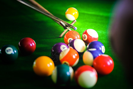 Billiard球绿色冰淇淋上多彩的螺旋球高清图片