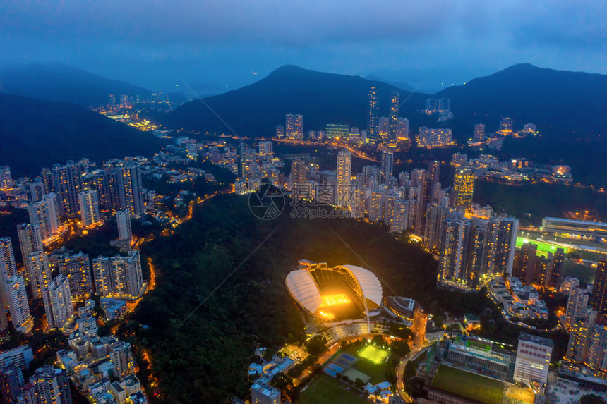 香港市心空最佳景象亚洲技术智能城市的金融区和商业中心夜间摩天大楼和高现代建筑的最高景象图片