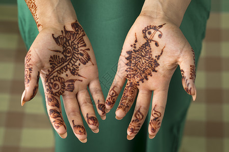 摩洛哥妇女用传统染花的手背景图片
