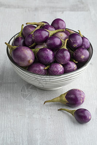 碗新鲜生紫色小茄子当零食背景图片