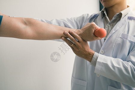 亚洲理疗师帮助病人举起哑铃治愈高清图片素材