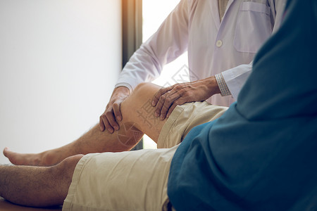 理疗师正在用病人膝盖的手柄检查疼痛情况抵抗高清图片素材