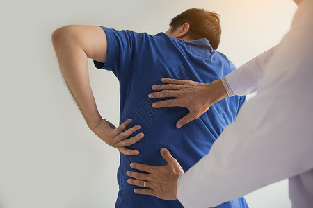 肩袖损伤病人指向肌肉疼痛由物理治疗师检查背景