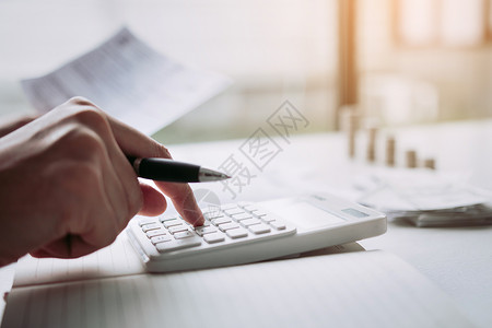 费用开支标准人使用计算器和文件家庭办公室的开支背景