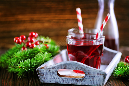 樱桃酒在玻璃杯中圣诞节喝在玻璃杯中图片