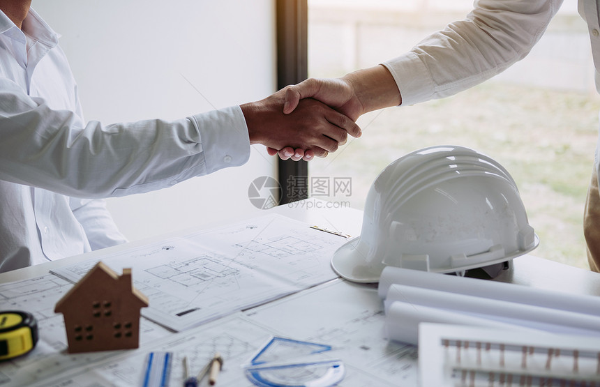 两名工程人和建筑在翻修公寓时向一名工头问好图片