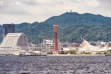 日本兵库关赛市中心的神户港塔图片