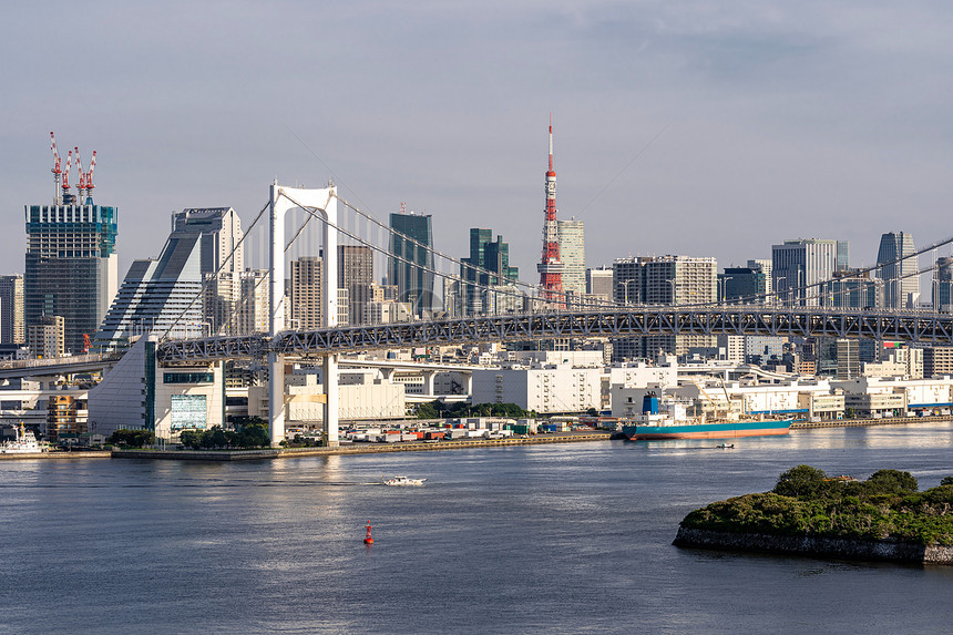 东京天际线与彩虹桥及东京湾的塔台空中观察图片