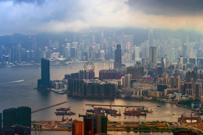 香港市中心国共和金融区亚洲智能城市的商业中心日落时的天梯和高楼现代建筑图片