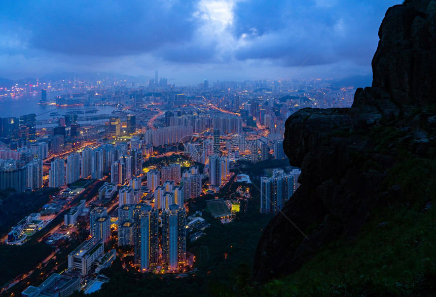 中国香港市心悬崖,金融区和亚洲技术智能城市的商业中心,夜里天梯和高楼大。图片