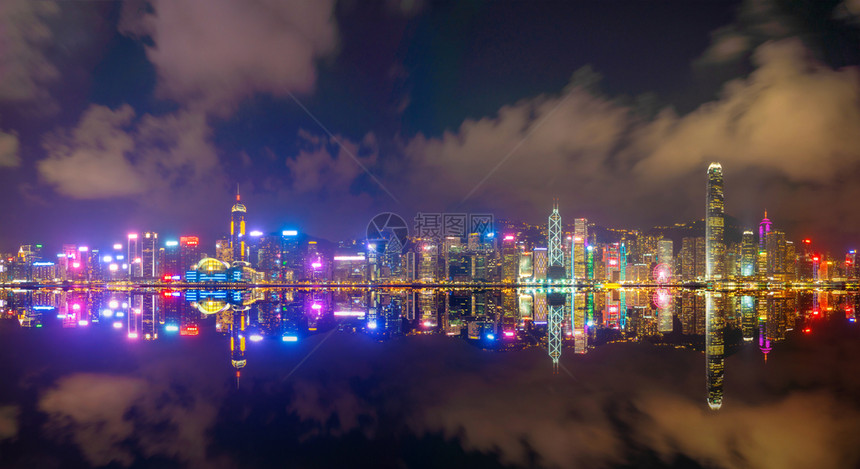 香港市心天际线和维多利亚港洲技术智能城市金融区和商业中心夜里天梯和高楼大图片