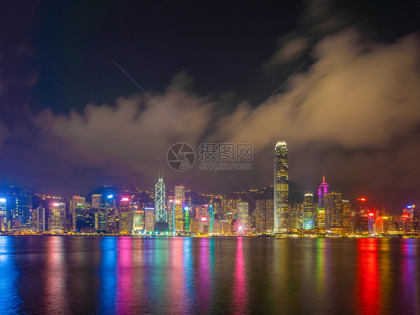 香港市心天际线和维多利亚港洲技术智能城市金融区和商业中心夜里天梯和高楼大图片