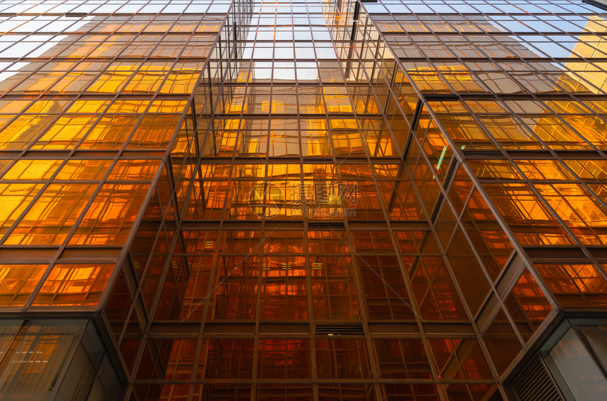 Golden建筑现代办公大楼的玻璃窗技术和商业概念方面的现代办公摩天大楼外观设计建筑或工程结构城市背景外观图片