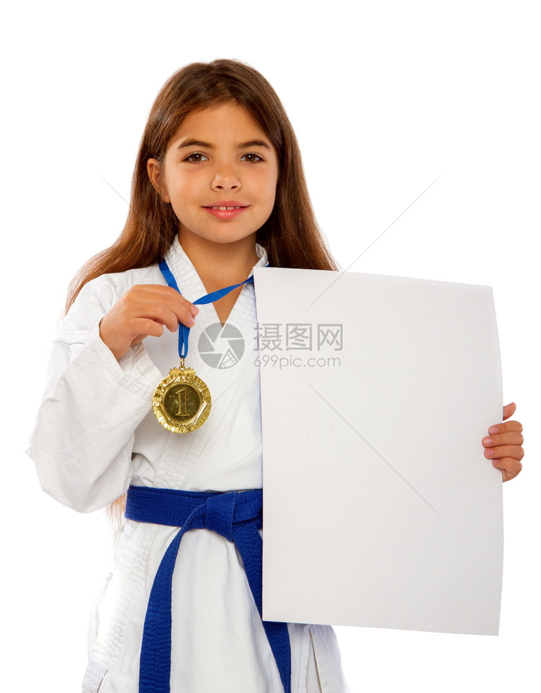 带着蓝白和服的空手道女孩和头等奖牌手里拿着一张空白纸还有文字版图片