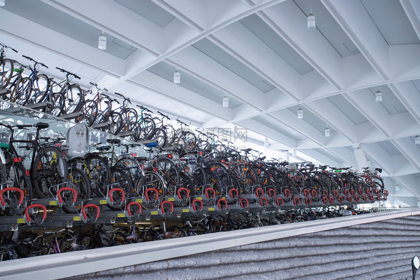 许多停在火车站台上的自行车图片