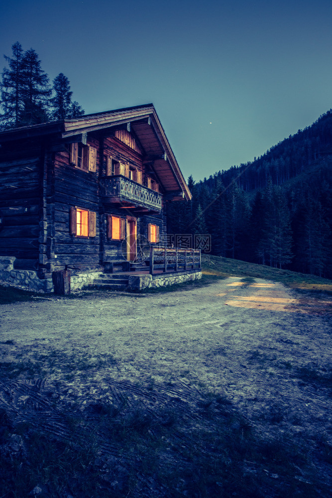 夜晚的铁石木制农场小屋欧洲阿尔卑斯山奥地利图片